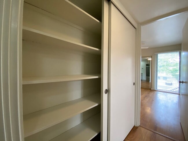 Building Photo - Lovely 2Bedroom, 2 Bathroom Condo!