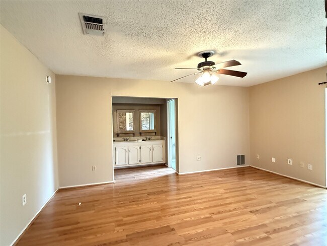 Building Photo - 16439 Hickory Knoll Dr
