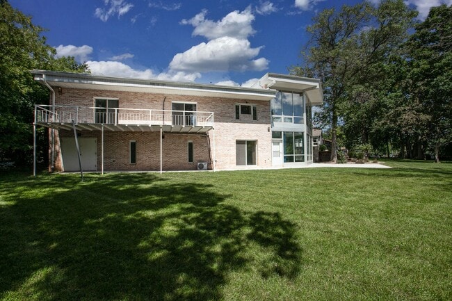 Building Photo - Luxury Riverfront Home
