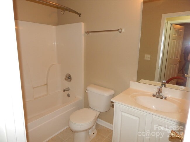 Building Photo - 307 Alabarda Ln