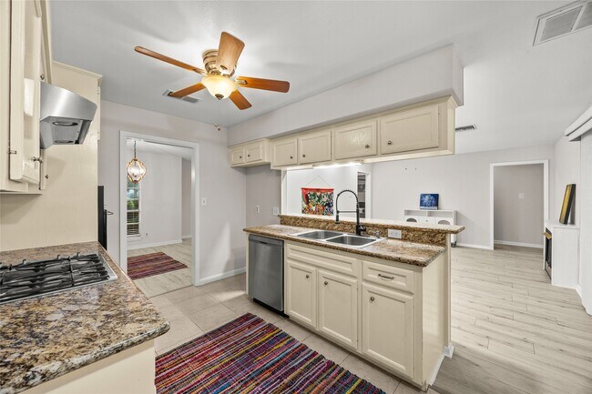 Building Photo - 1607 Buescher Dr