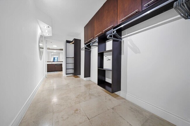 Building Photo - 1717 N Bayshore Dr