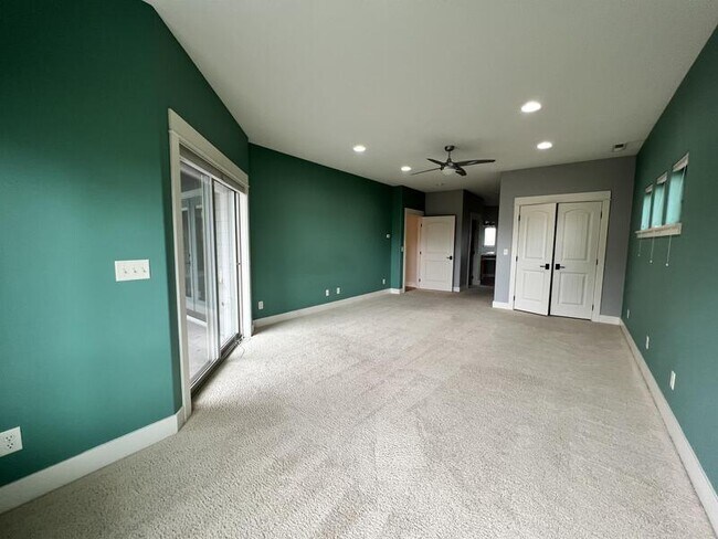 Building Photo - 2360 NW 19th St