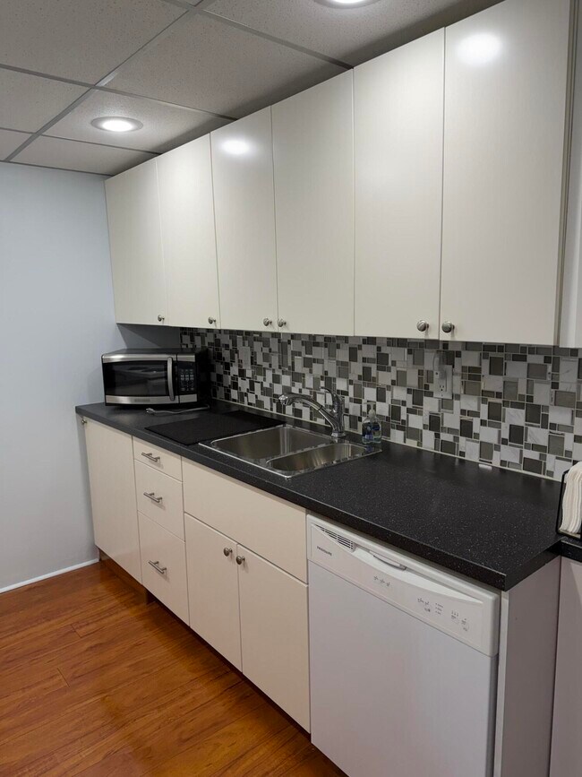 Building Photo - 3062 Ainslie Dr