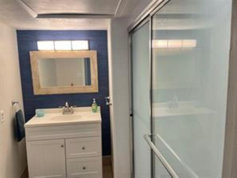 Building Photo - 140 NE 19th Ct