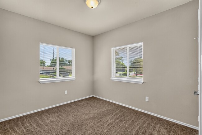 Building Photo - 516 E Hazelwood St