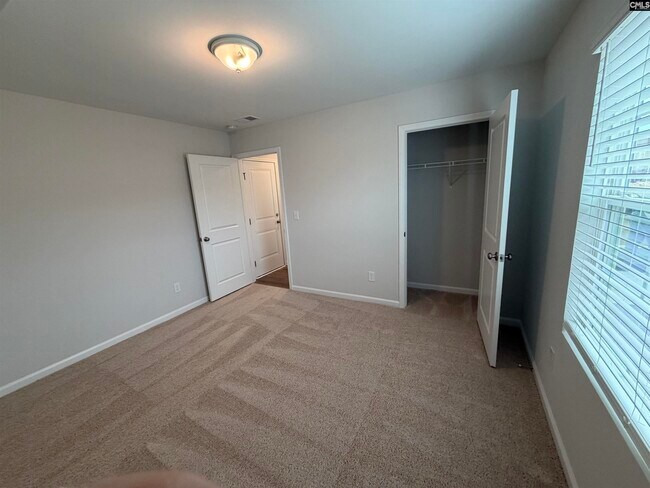 Building Photo - 3040 Hallsdale Dr