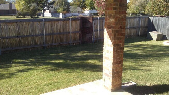 Building Photo - Super nice 3 bed, 2 bath, 2 car garage hom...