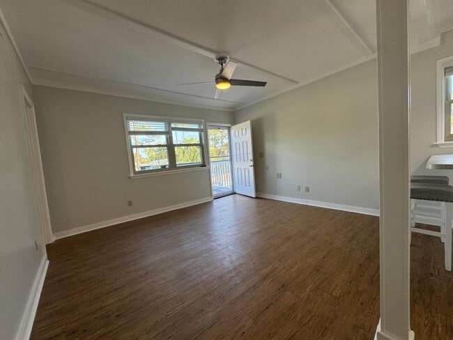 Building Photo - 303 3rd St