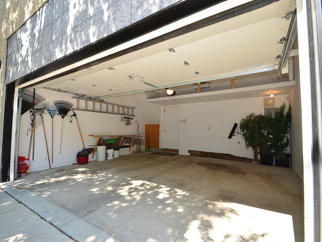 Building Photo - 530 N Wood St