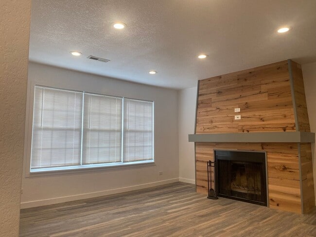 Building Photo - Charming 3BR Condo in Denver