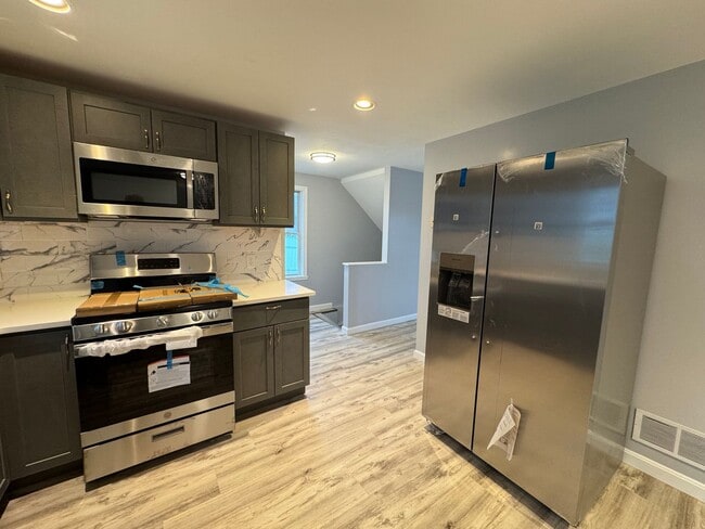 Building Photo - Recently Updated 3-Bedroom Townhouse in La...