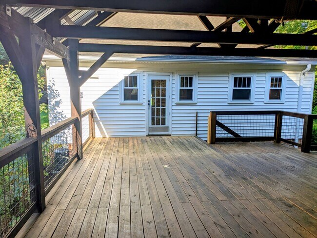 Building Photo - 1540 Yadkinville Rd