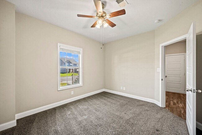 Building Photo - Beautiful Like-New Split Foyer Home Off Ex...