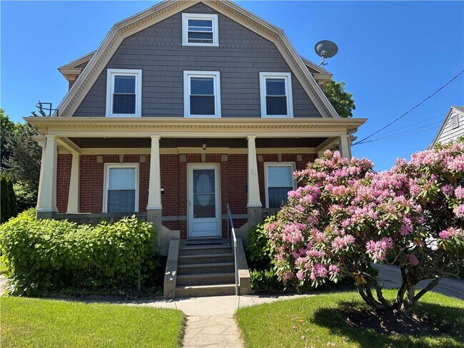 Building Photo - 35 Oak St