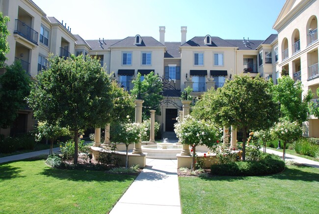 Building Photo - Top Floor One Bedroom Unit in Gated Commun...