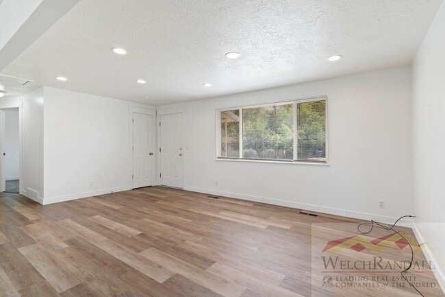 Building Photo - 4 Bedroom 2 Bath Duplex Home in Washington Terrace