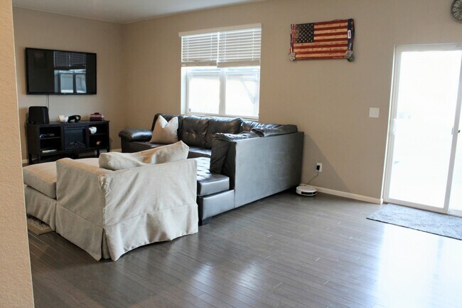 Building Photo - 415 3rd St