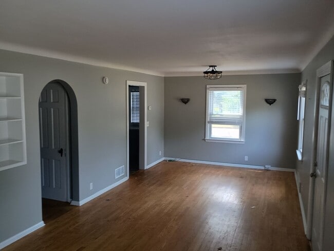 Building Photo - 320 S Griffin St