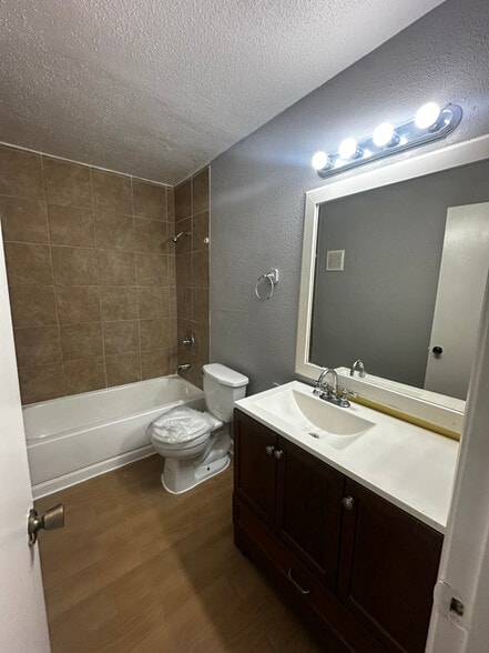 Building Photo - 9797 Leawood Blvd