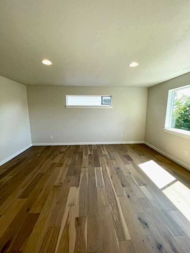 Building Photo - Stunning newer home in NE Bend neighborhood!