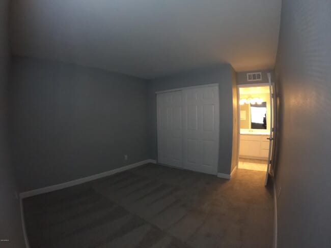 Building Photo - 2121 W Royal Palm Rd