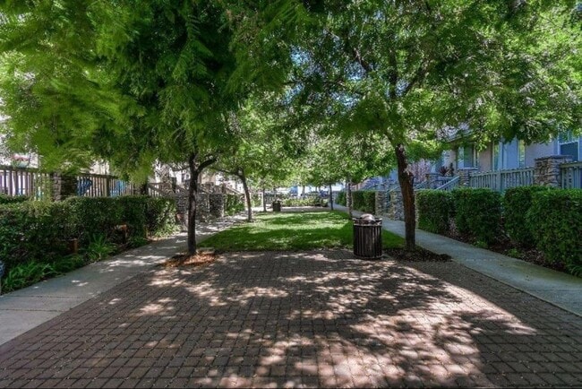 Building Photo - 405 Washington Square