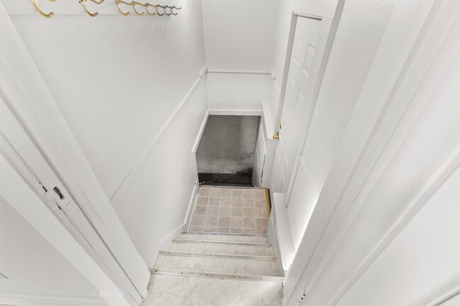 Building Photo - 1005 Woodsdale Ave