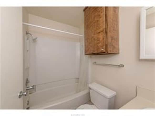 Building Photo - Spacious 3/2 duplex in great location