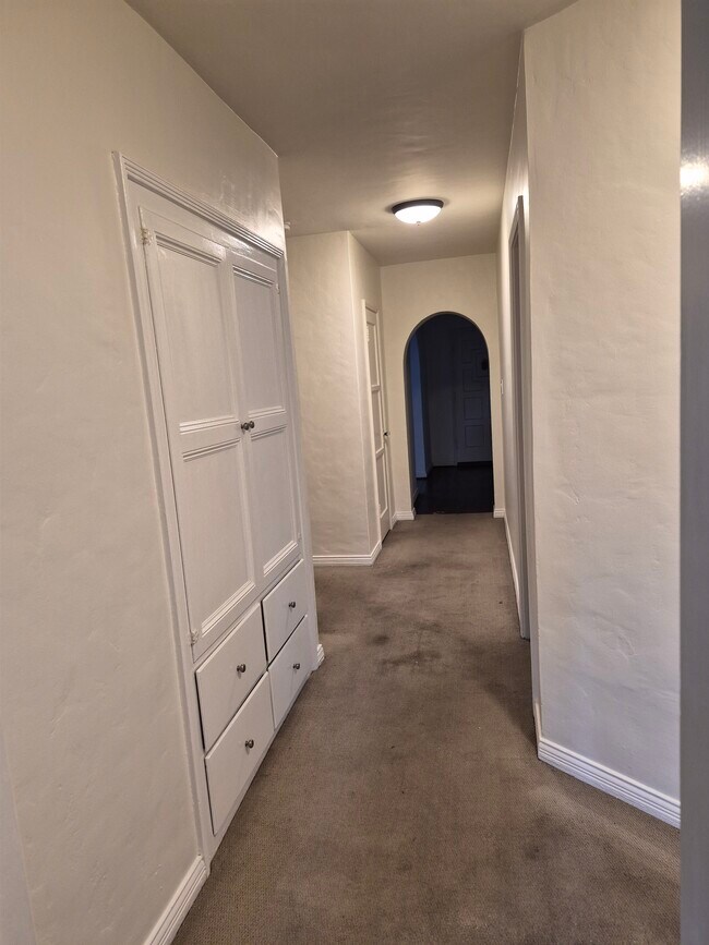 Building Photo - 357 S Doheny Dr