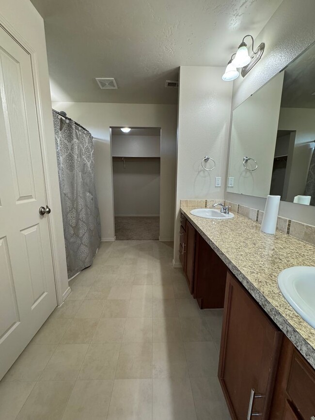 Building Photo - Beautiful 4 Bedroom, 2.5 Bathroom Home