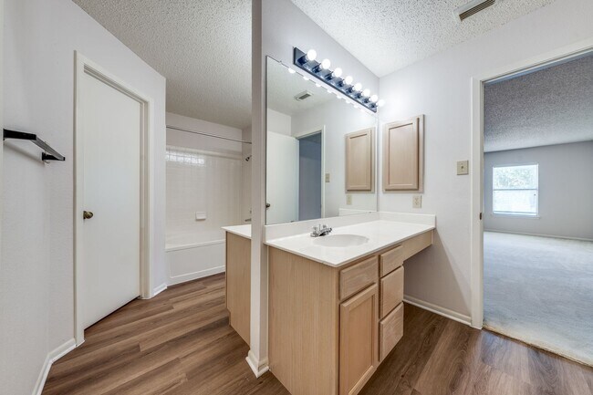 Building Photo - Amazing LOCATION! DeZavala & IH-10 Four Be...