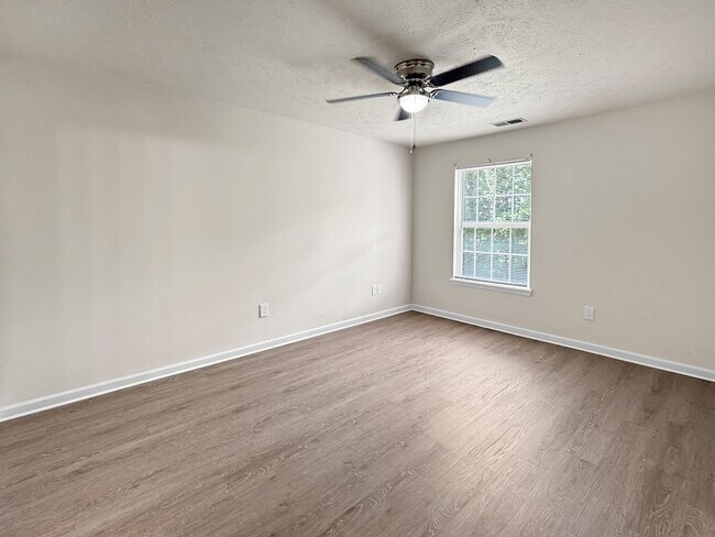 Building Photo - Grand Lakeside Escape: Spacious 3-Bedroom Retreat in Lakeshore Community