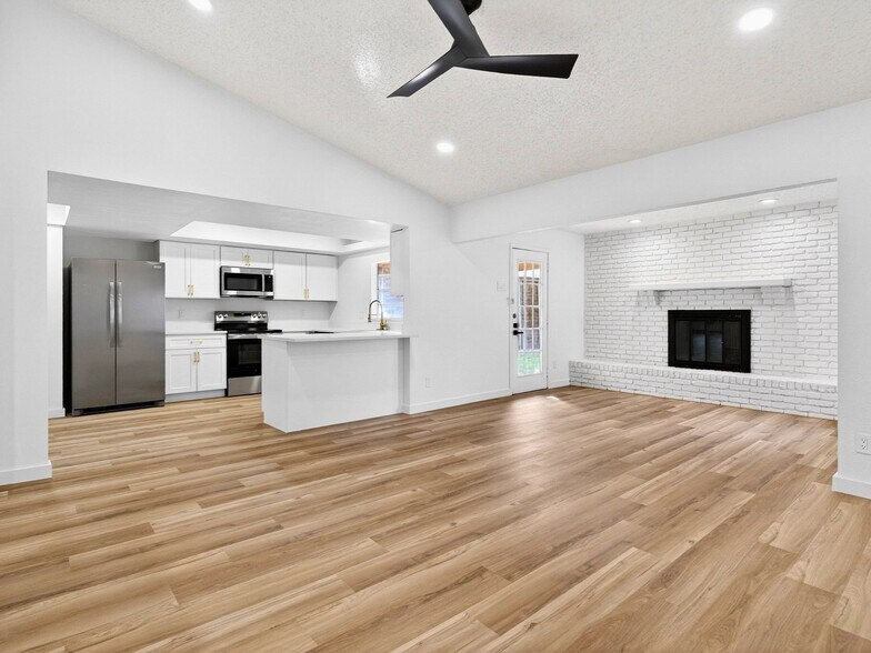 Building Photo - 709 Brookview Dr