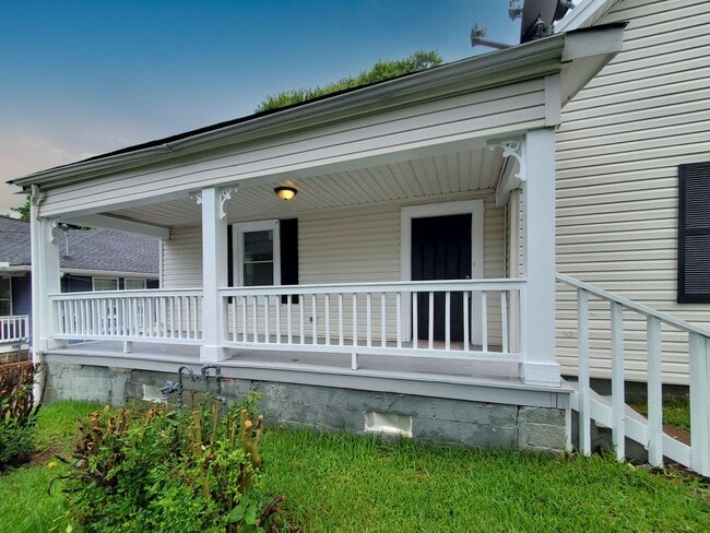 Building Photo - Beautifully Updated 4-Bedroom Home Near Mo...