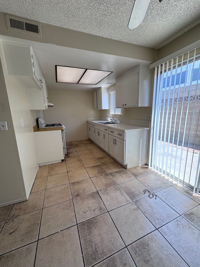 Building Photo - 2 Bedroom 1.5 Bath Attached unit available