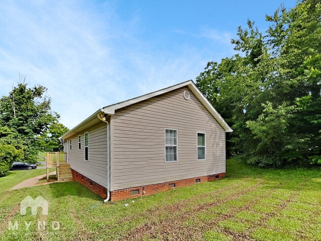 Building Photo - 305 S Pinchback Ave