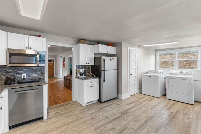Building Photo - Students Welcome! Spacious 4 Bedroom Home Near CSU