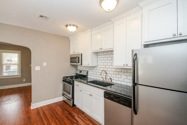 Building Photo - Charming Duplex 1/1 Duplex With Storage!