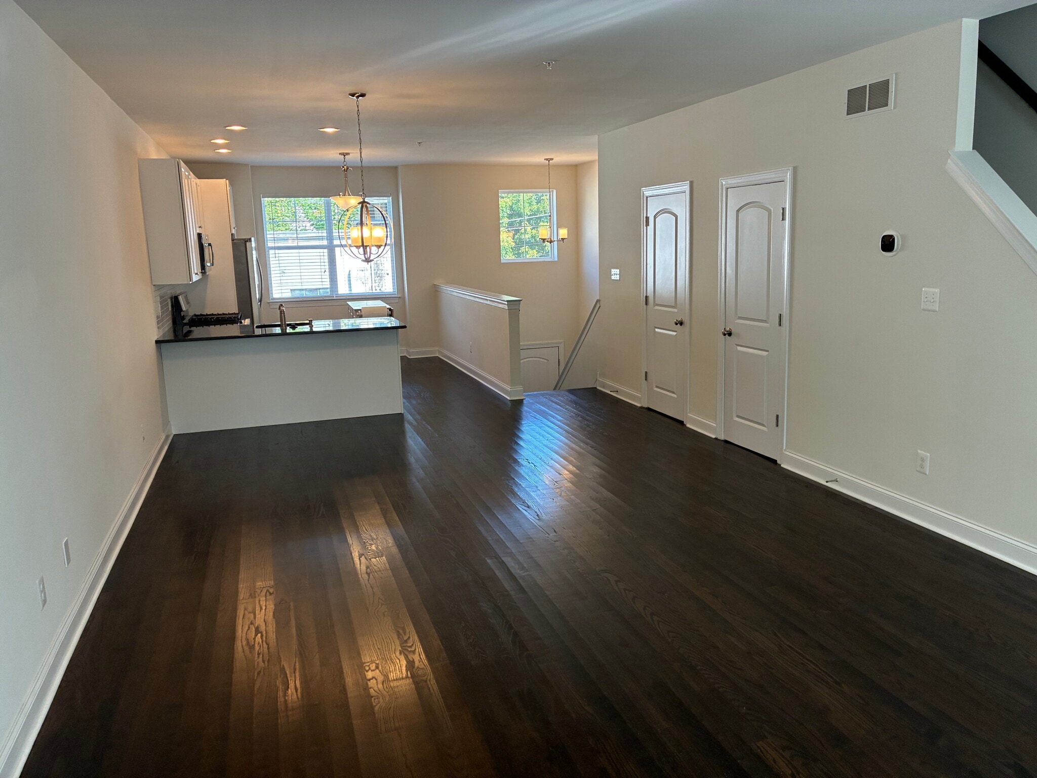 Building Photo - 605 Apple St