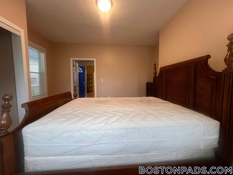 Building Photo - 816 River St