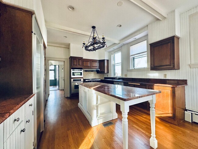 Building Photo - 671 Prospect St