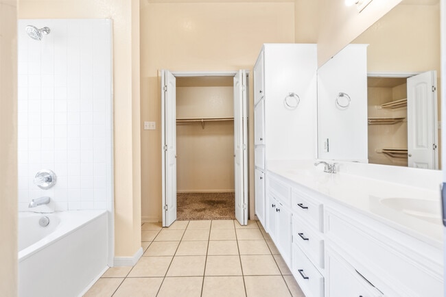 Building Photo - 605 Paintbrush Dr