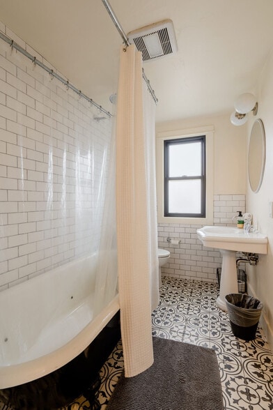 Building Photo - 3324 SE 24th Ave