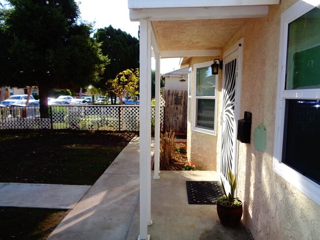 Building Photo - 2 Bedroom 1 Bath Remodeled House for Rent ...