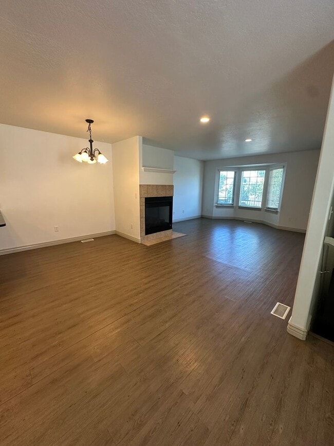 Building Photo - GET $1000 OFF THE FIRST MONTHS RENT!!!