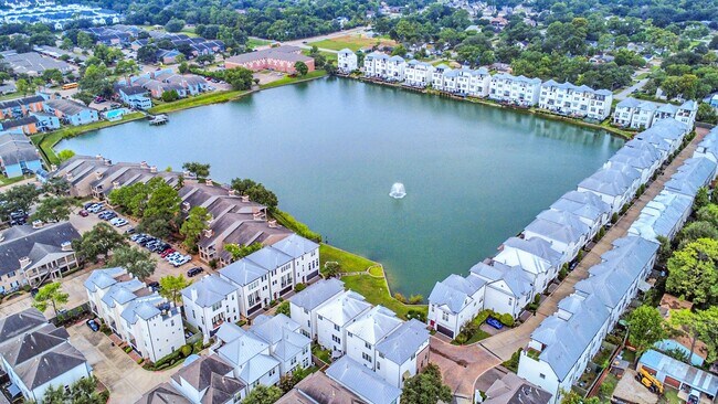 Building Photo - 8926 Lakeshore Bend Dr