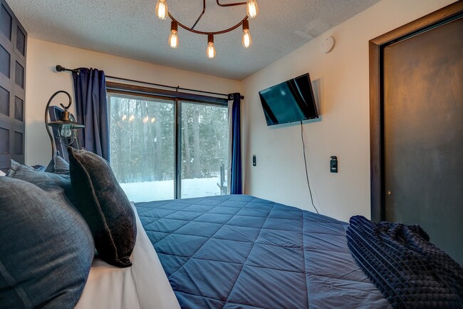 Building Photo - 46 Linderhof Golf Course Rd