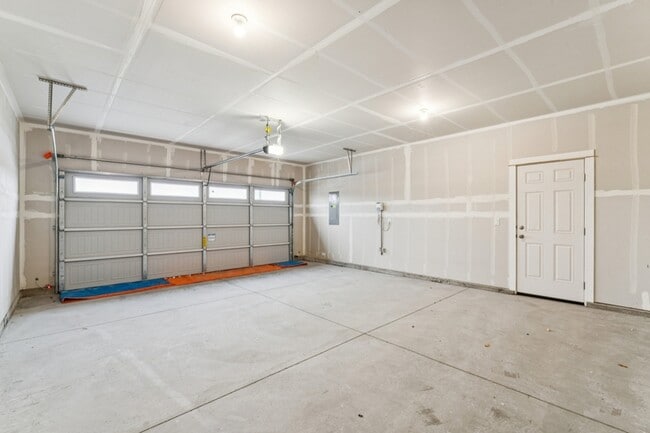 Building Photo - 2028 E Cave Falls St