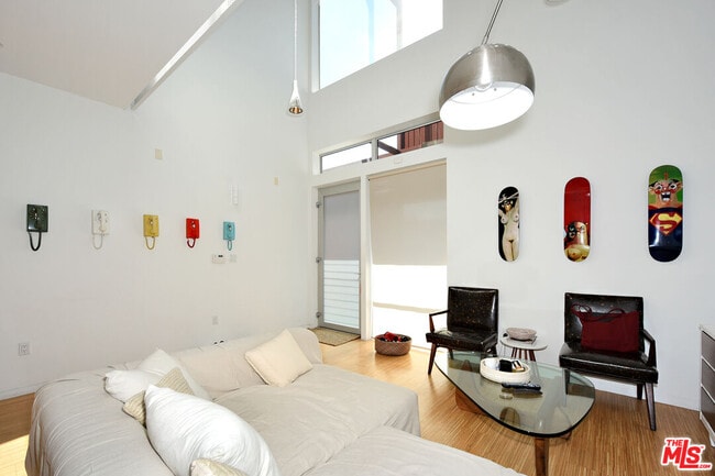 Building Photo - 1140 N Formosa Ave